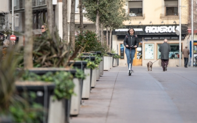 Una conductora de patinet al passeig de la Plaça Major | Roger Benet